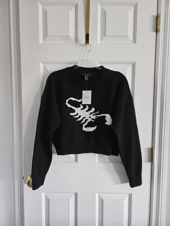 Forever 21 Sweaters - NWT Forever21 Knit Scorpion Cropped Sweater- Black
